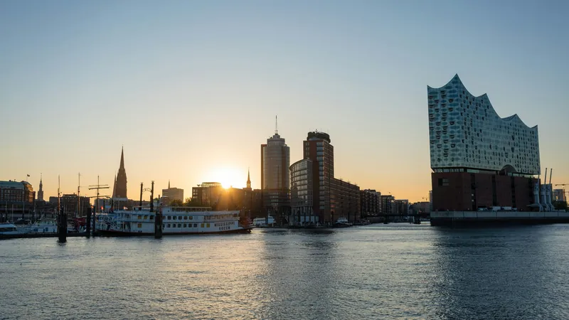Hamburger Hafen im Abendlicht mit Elbphilharmonie