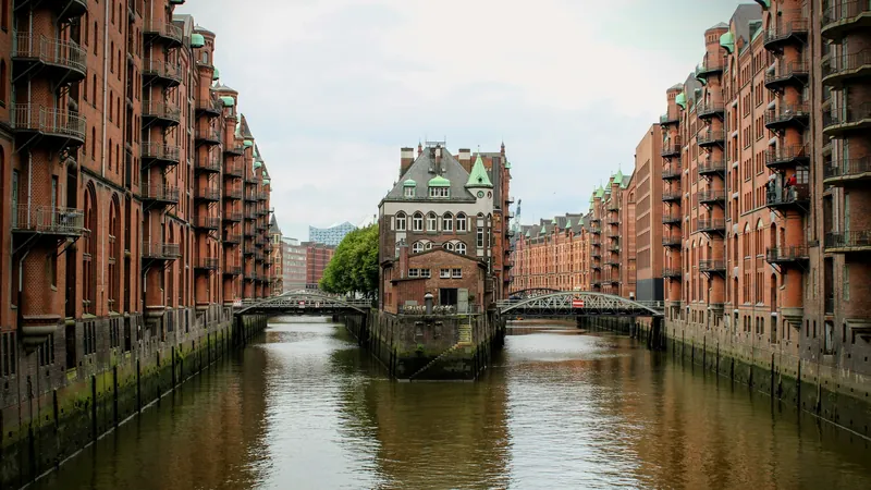 Speicherstadt in Hamburg mit Wasserschloss und Fleet