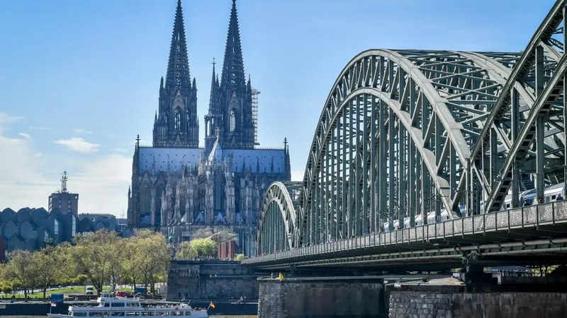 Kölner Dom und Hohenzollernbrücke am Rhein