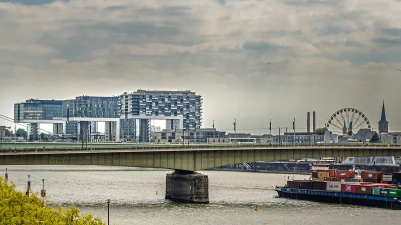 Kranhäuser am Rhein in Köln mit Brücke und Frachtschiff