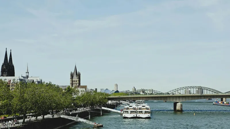 Rheinufer der Kölner Altstadt mit Dom und Hohenzollernbrücke